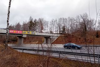Černota na dálničních mostech. Z nelegální reklamy těží obce i známé značky - Seznam Zprávy